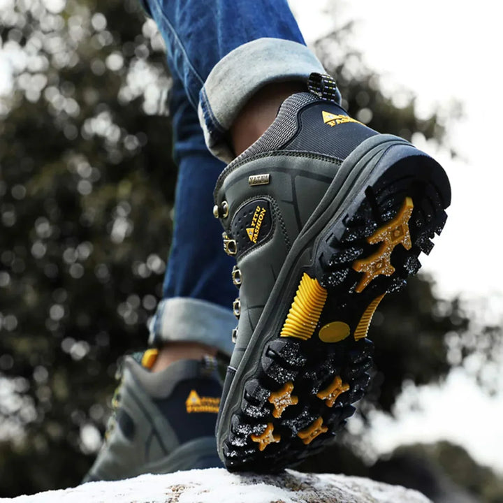 Detail der ergonomischen, rutschfesten Sohle der wasserdichten Herrenstiefel für optimalen Outdoor-Halt.