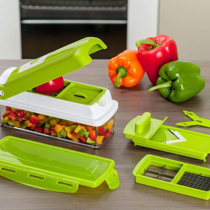 Multifunktionaler 12-in-1 Gemüseschneider SlicePro für effizientes Schneiden, Reiben & Hobeln in der Küche.