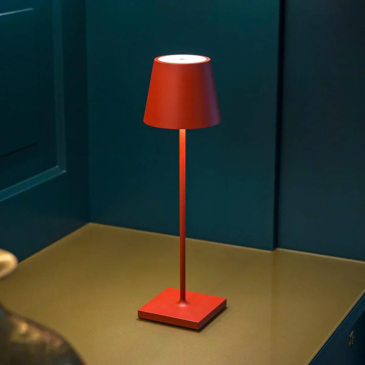 Minimalistische Schreibtischlampe, dimmbar und tragbar, ideal für konzentriertes Arbeiten.