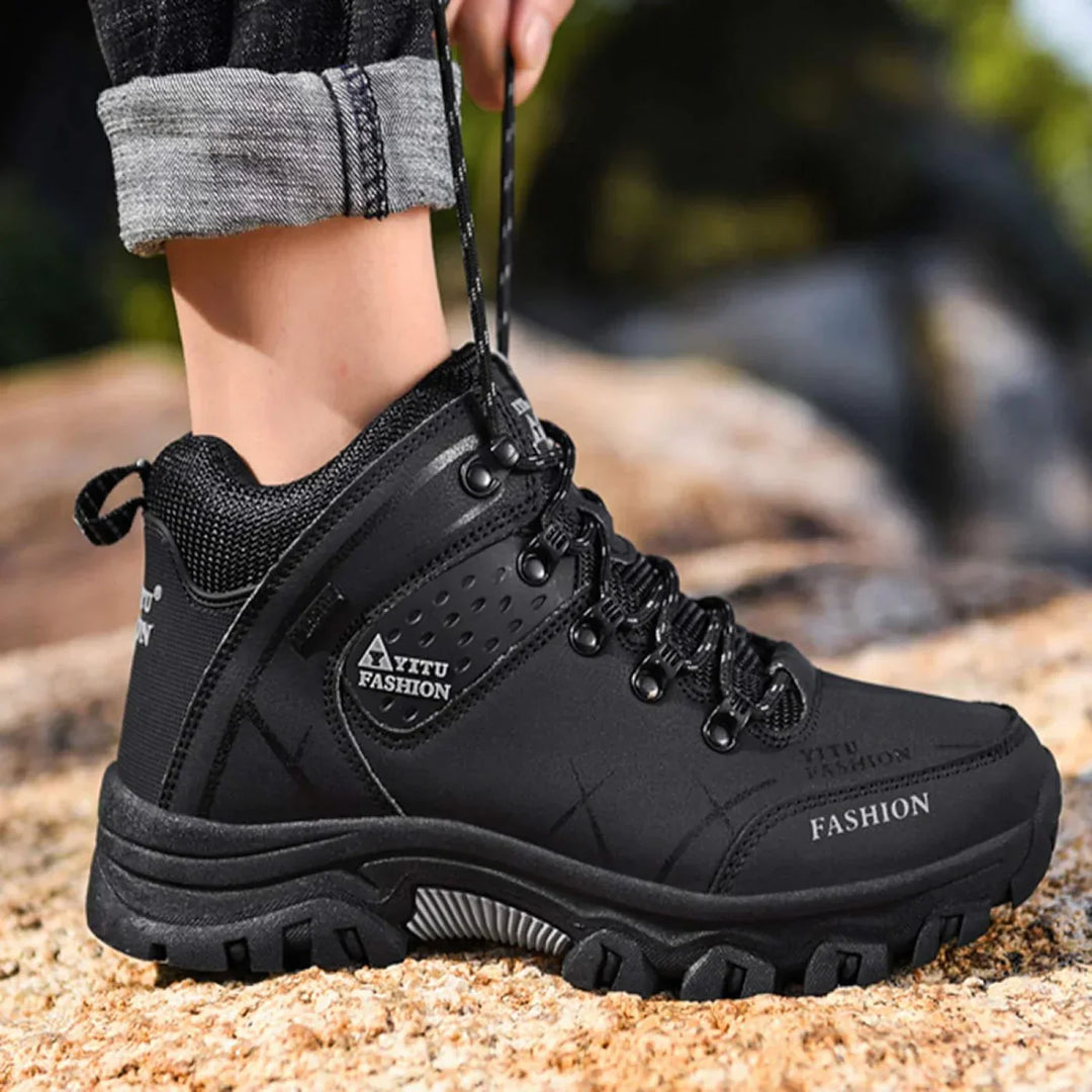 Nahaufnahme des Knöchelschutzes der wasserdichten Herrenstiefel, bietet Komfort & Halt. Ergonomisch & robust.