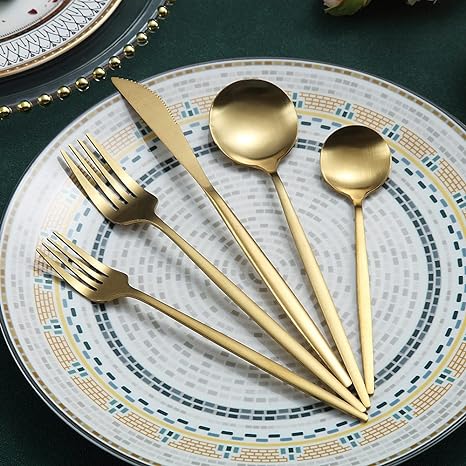 Komplettes minimalistisches Besteckset (16-teilig) in Silber, modern und funktional.