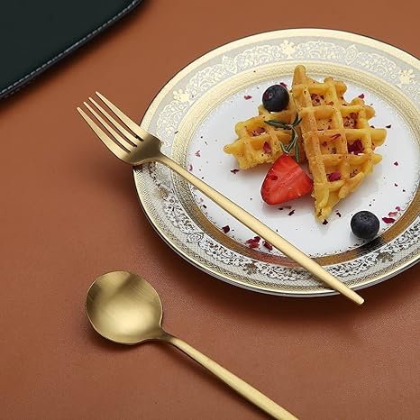 Stilvolles Schwarzbesteck-Set mit klaren Linien, perfekt für eine moderne Tischdekoration.