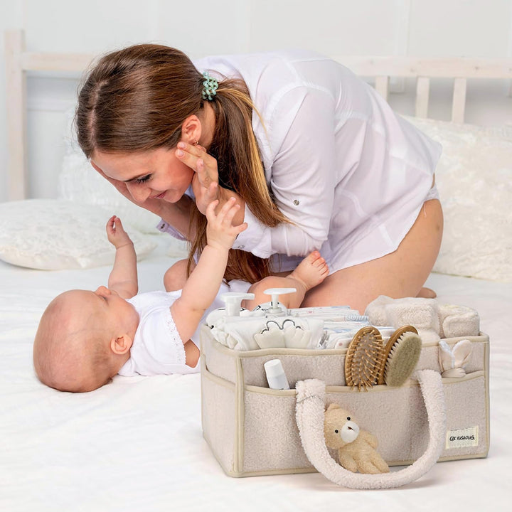 Moderner Windel-Caddy aus weichem Sherpa, fügt sich elegant ins Babyzimmer ein.