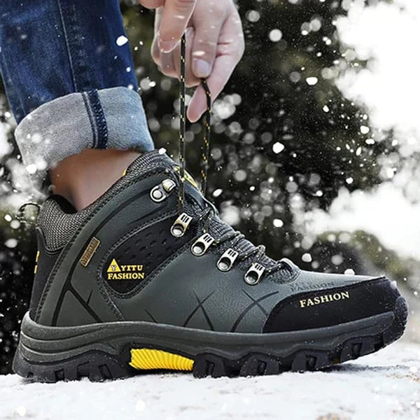 Rückansicht der wasserdichten Herrenstiefel mit stabiler Fersenpartie. Ergonomisch, komfortabel & langlebig.