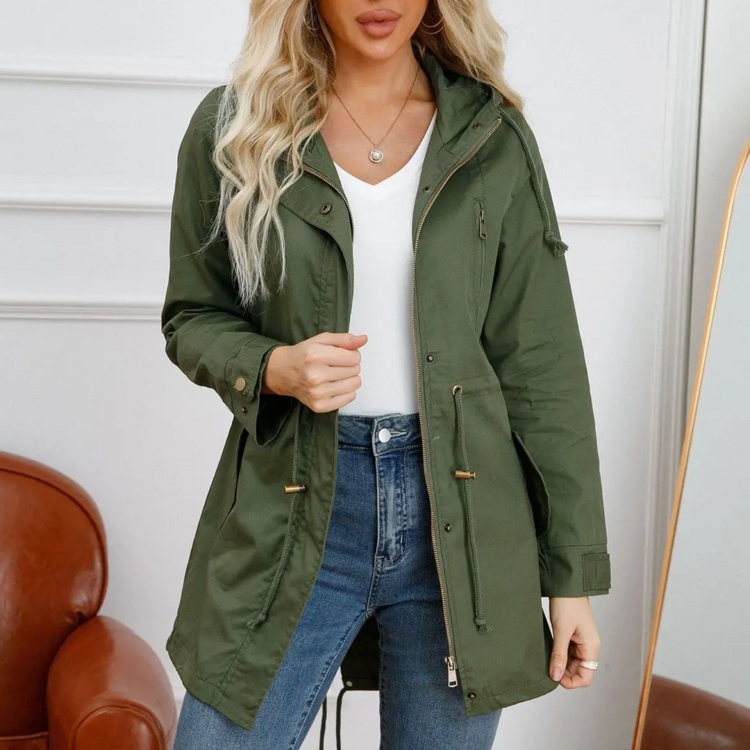 Leichte, stylische Damen Sommerjacke Amira. Lange Passform, ideal für Alltag, Freizeit & Reise im Frühling/Sommer.