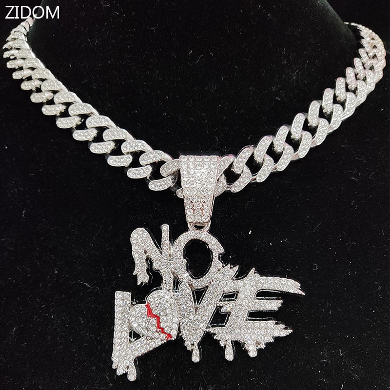 Unisex Hip Hop Kubanische "NO LOVE" Halskette aus Strass. Goldene Statement-Kette für Herren & Damen.