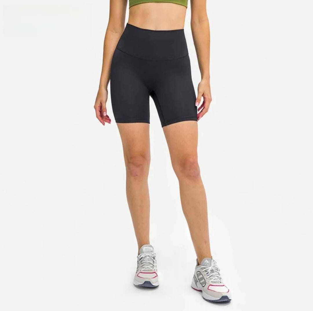 Elastische Damen Fitnessshorts für maximale Flexibilität bei Yoga & Pilates. Atmungsaktiv.
