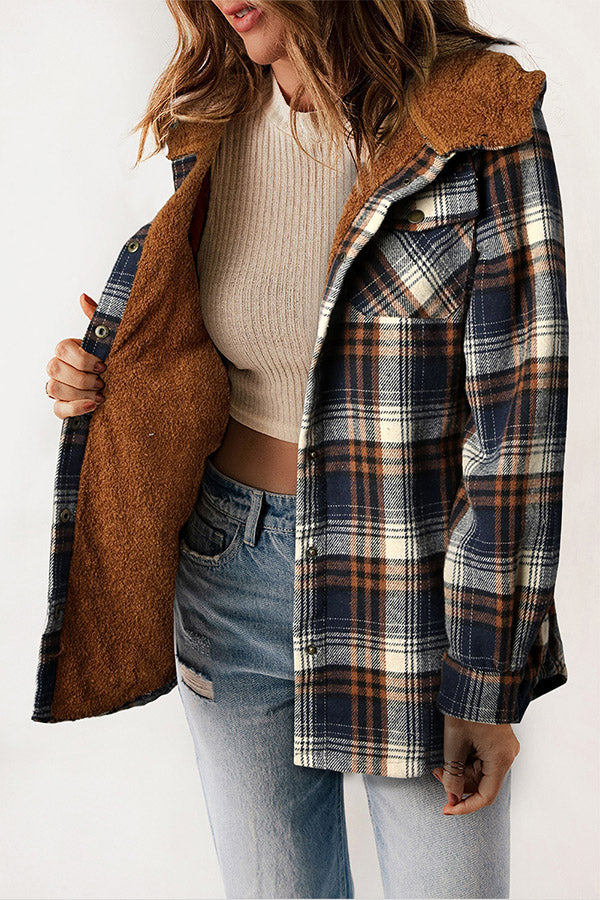 Herren Flanelljacke mit Sherpa-Futter & Kapuze für Wärme und Komfort im Winter. Karo-Design.