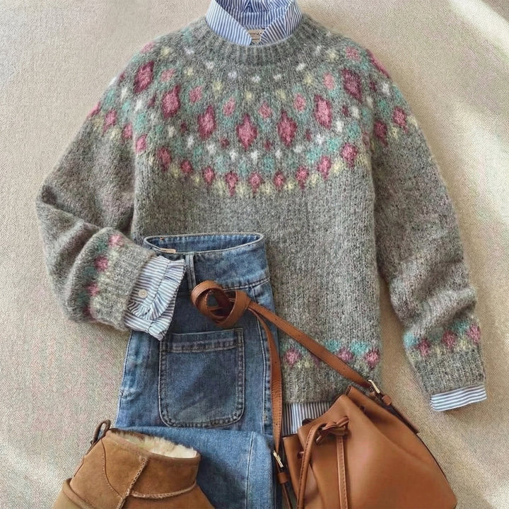 Nahaufnahme des weichen Damen Strickpullovers mit feinem Nordischem Muster und hohem Kragen.