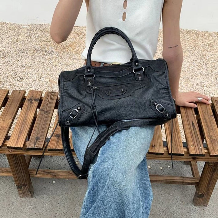 Elegante schwarze Damen Handtasche Astrid als Schultertasche, ideal für modische Alltagslooks & City-Trips.