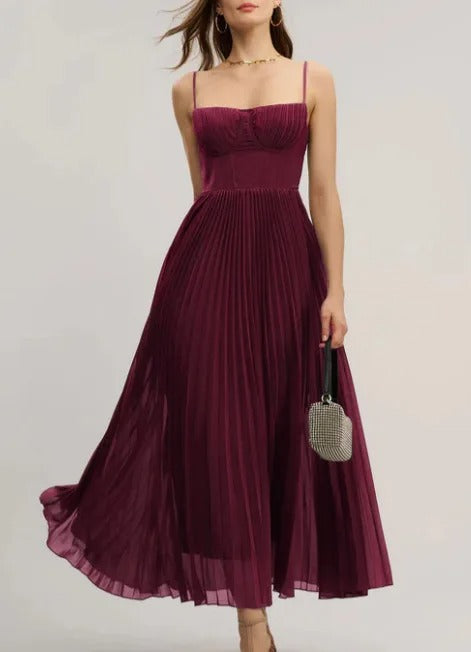 Detailaufnahme: Elegantes Korsett-Bustier eines Damen Plissee Midikleides, perfekt für Abendmode.