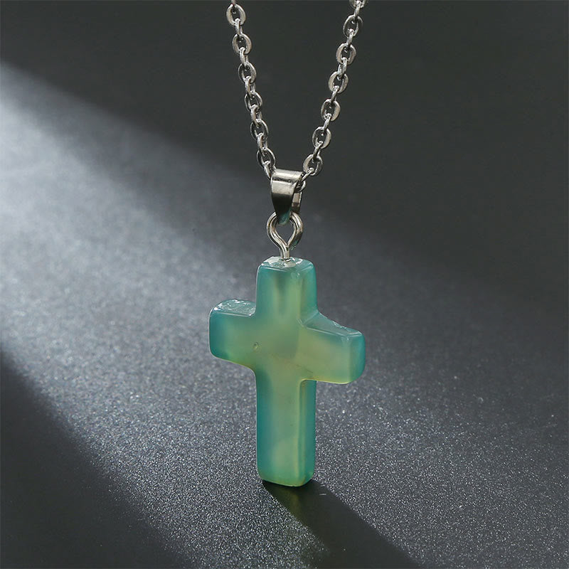 Klassische Damen Edelstein Kreuz Halskette. Ein vielseitiges Schmuckstück, das immer passt.