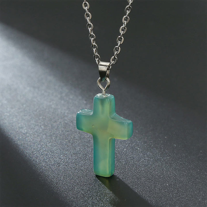 Klassische Damen Edelstein Kreuz Halskette. Ein vielseitiges Schmuckstück, das immer passt.