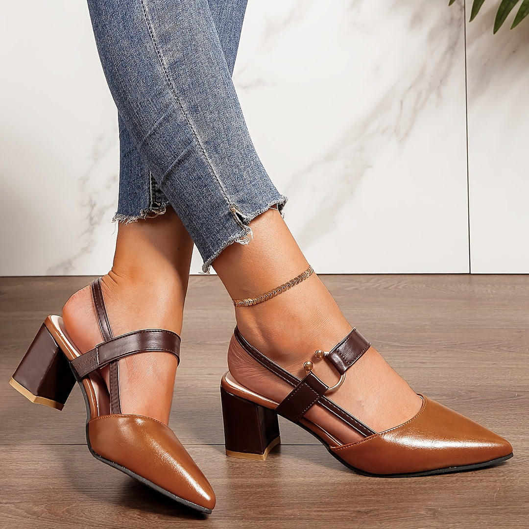 Damen Slingback Pumps mit spitzer Zehenpartie und breitem Blockabsatz für stabilen Halt und Eleganz.