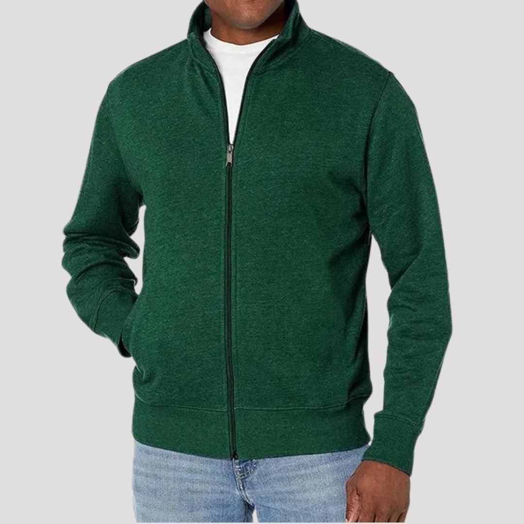 Ein Mann trägt die komfortable Frühlingsjacke mit Reißverschluss, lässig für Outdoor-Aktivitäten.