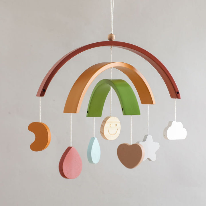 Sensorik-Holzmobile für Babys mit bunten Formen & Glöckchen fördert Motorik, Farbwahrnehmung & Hörsinn im Babyzimmer.