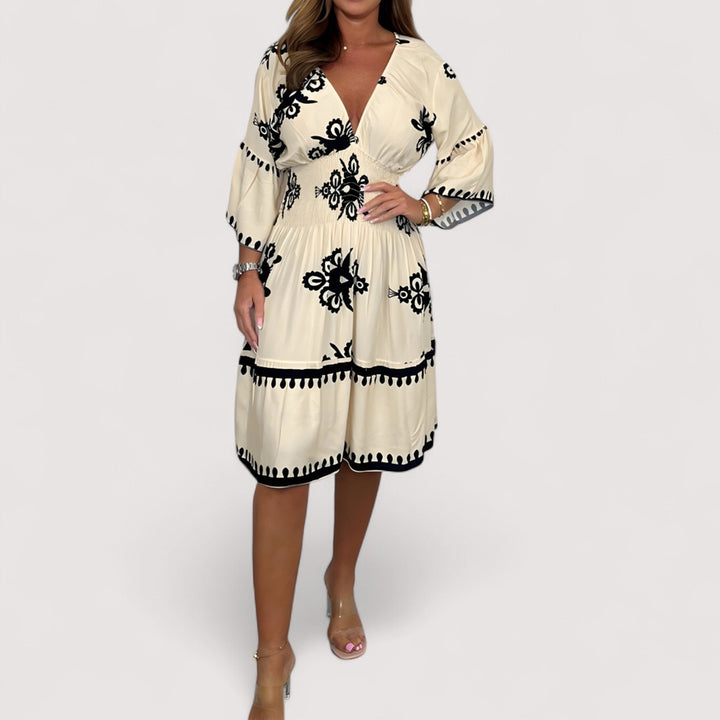 Langes Damen Boho Maxikleid mit detaillierter Stickerei, lockere Passform und fließender Stoff.