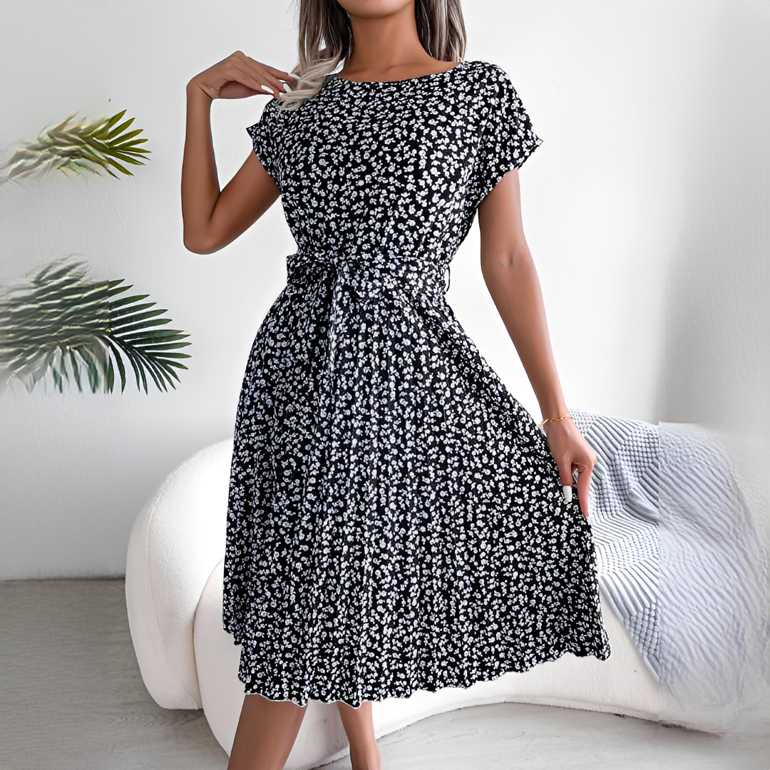 Alltagstaugliches Damen Midikleid: stilvolles Slim Fit Sommerkleid, plissiert, mit Taillenband.