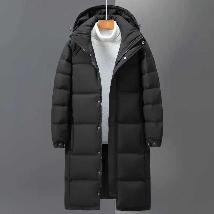 Komfortabler Herren Steppmantel mit Kapuze. Warme, lange Winterjacke, ideal für stilvolle Herrenmode & Outdoor-Schutz.