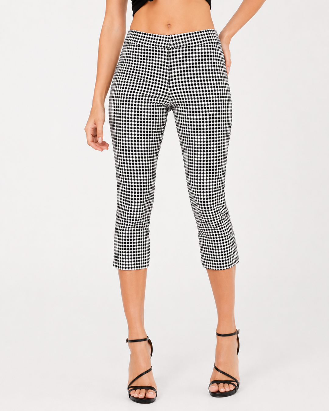 Elegante schwarz-weiße Cropped Hose für Damen, mit feinem Punktmuster, figurbetontem Slim Fit.