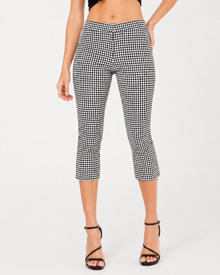 Elegante schwarz-weiße Cropped Hose für Damen, mit feinem Punktmuster, figurbetontem Slim Fit.