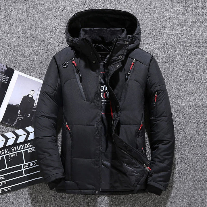 Moderne Herren Skijacke mit Thermo-Isolation, schützt warm an kalten Tagen im Schnee.
