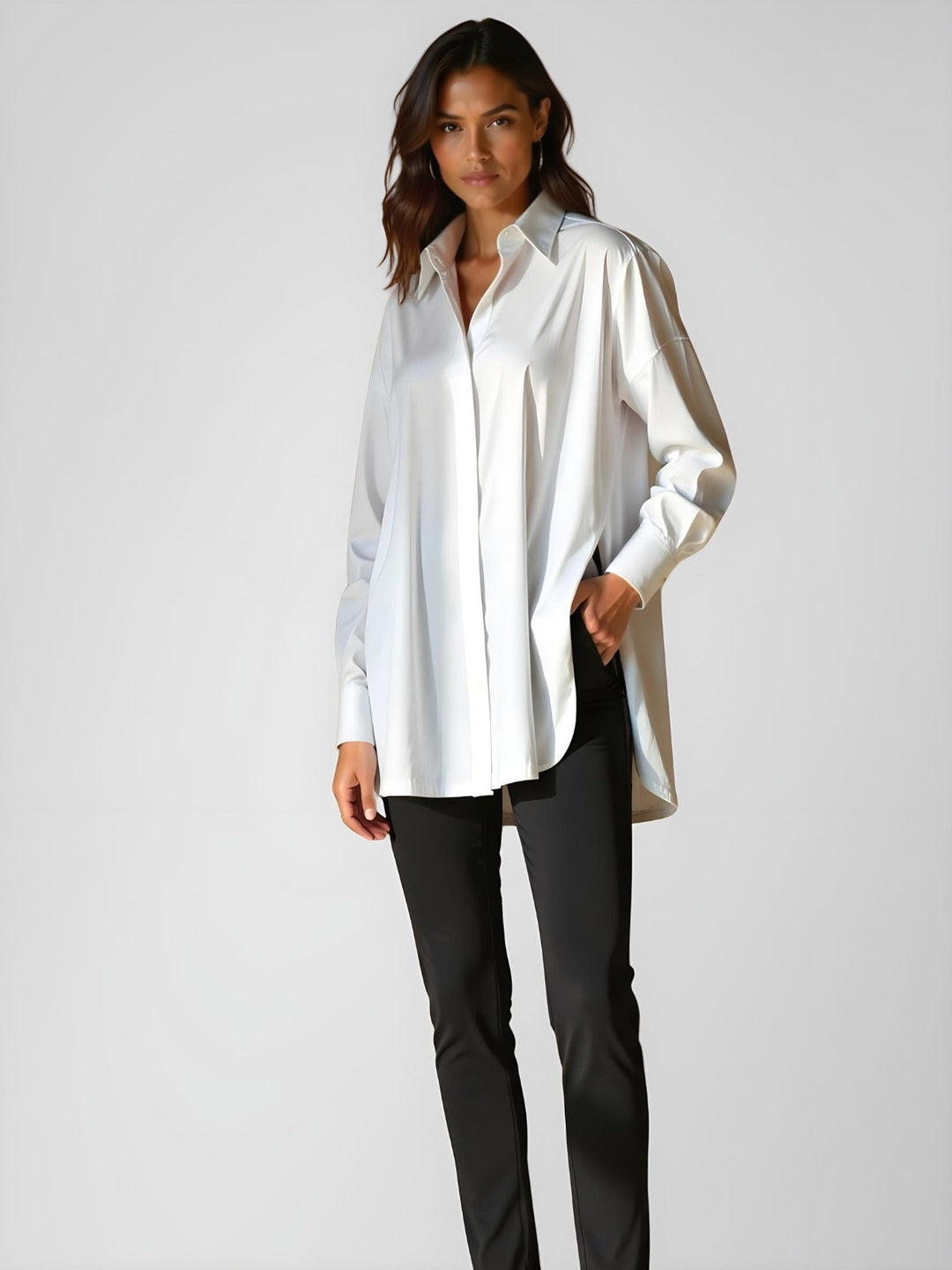 Detaillierte Ansicht der Knopfleiste am modischen Damen Langarm-Hemdkleid. Minimalistisches Oversize-Design.