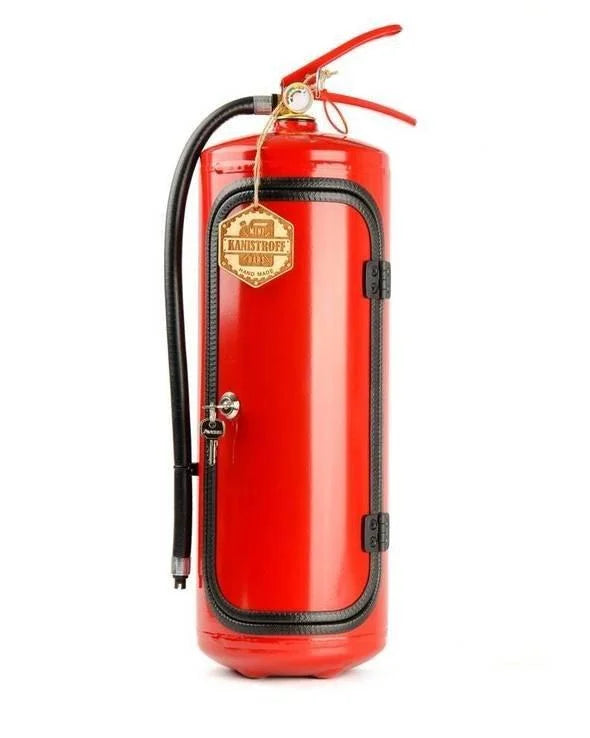 Offener, roter Feuerlöscher als Geheim-Bar mit Flaschen & Gläsern, ideal für originelle Getränke-Deko.