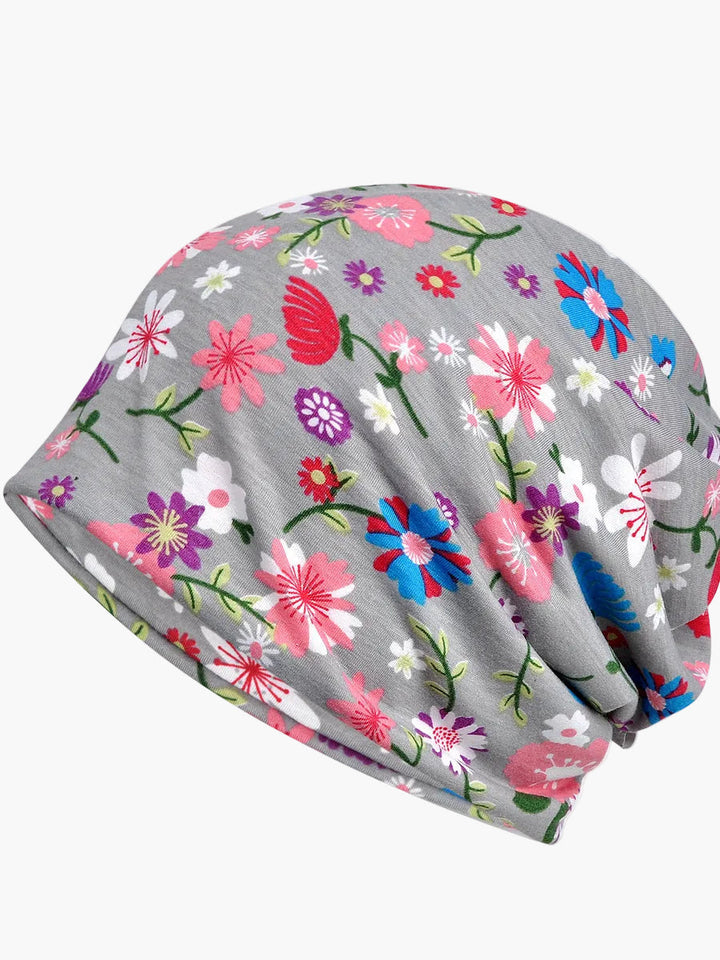Vielseitige Damen Beanie Mütze mit filigranem Blumenmuster, ein modisches Statement.