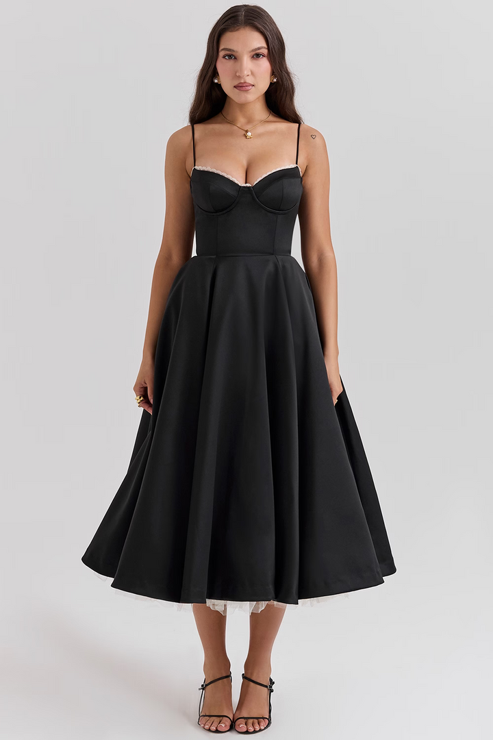 Der elegante Saum des Midi Kleids, ein schmeichelhaftes Design für Abend- und Partykleider.