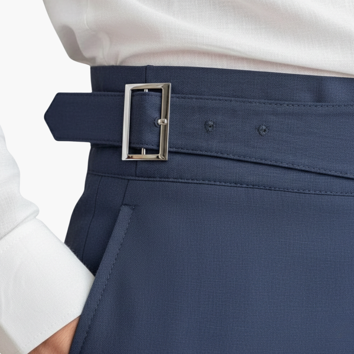 Detailaufnahme: Schnallverschluss und Seitentaschen der hochtaillierten Herrenhose.
