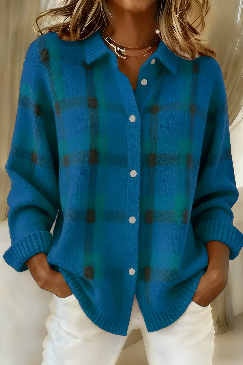 Eleganter Damen Cardigan im Karomuster, gestrickt für Komfort und Herbst-Chic.