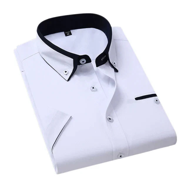 Mann trägt ein vielseitiges Herren Kurzarmhemd; perfekter smart-casual Look für jede Gelegenheit.
