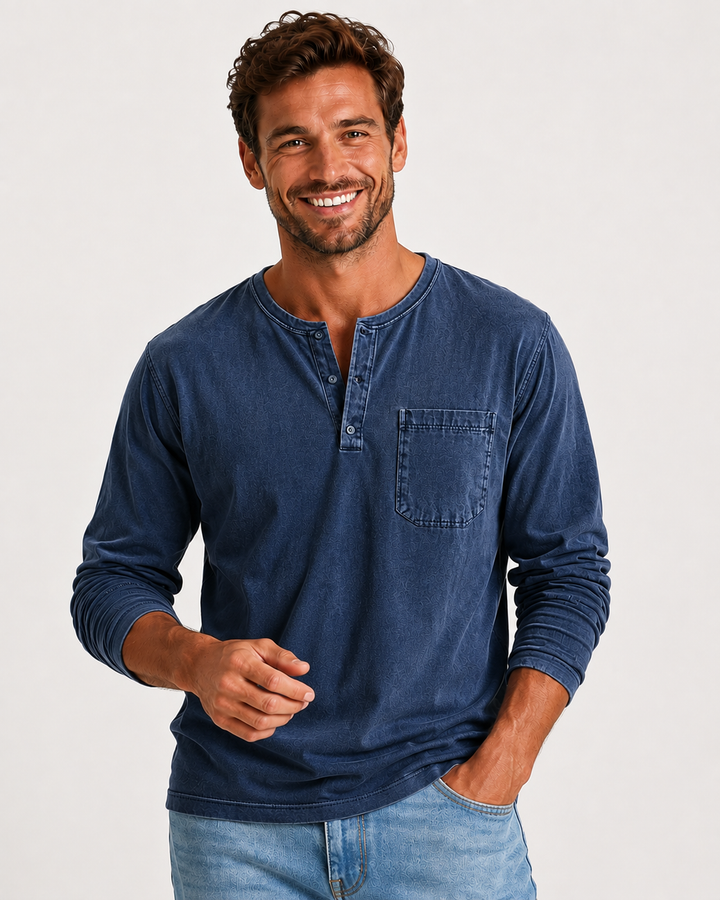 Herren Langarmshirt mit Henley-Ausschnitt, vielseitig kombinierbar für moderne Casual-Outfits. Weiches Material.