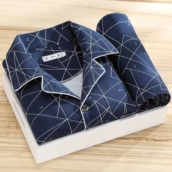 Modernes Herren Pyjama Set für den stilbewussten Mann. Komfortabler Schlafanzug und hochwertige Nachtwäsche.