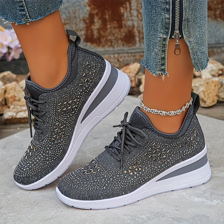 Bequemer Damenschuh mit Keilsohle, Strass & Fußgewölbestütze, ideal für lange Tage.