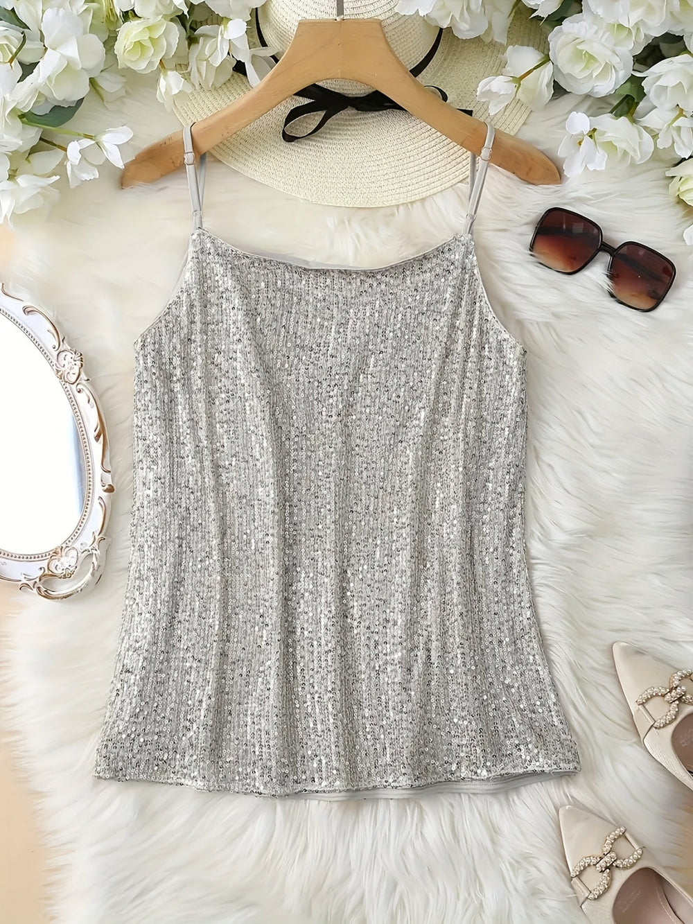 Silbernes Pailletten Damen Top mit tiefem V-Ausschnitt, ideal für Abende und Partys. Stilvolles Glitzer-Top.