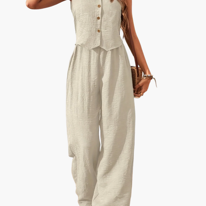 Sommermode für Damen: Zweiteiler Anzug mit stilvoller Weste und weiten Hosenbeinen. Luftig und elegant.