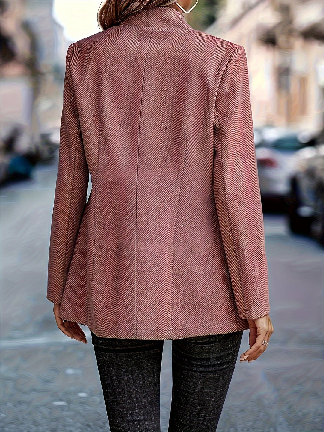 Vielseitiger Damen Langblazer mit Chevron-Muster. Perfekt für ein Business-Outfit oder eleganten Freizeitlook ganzjährig.