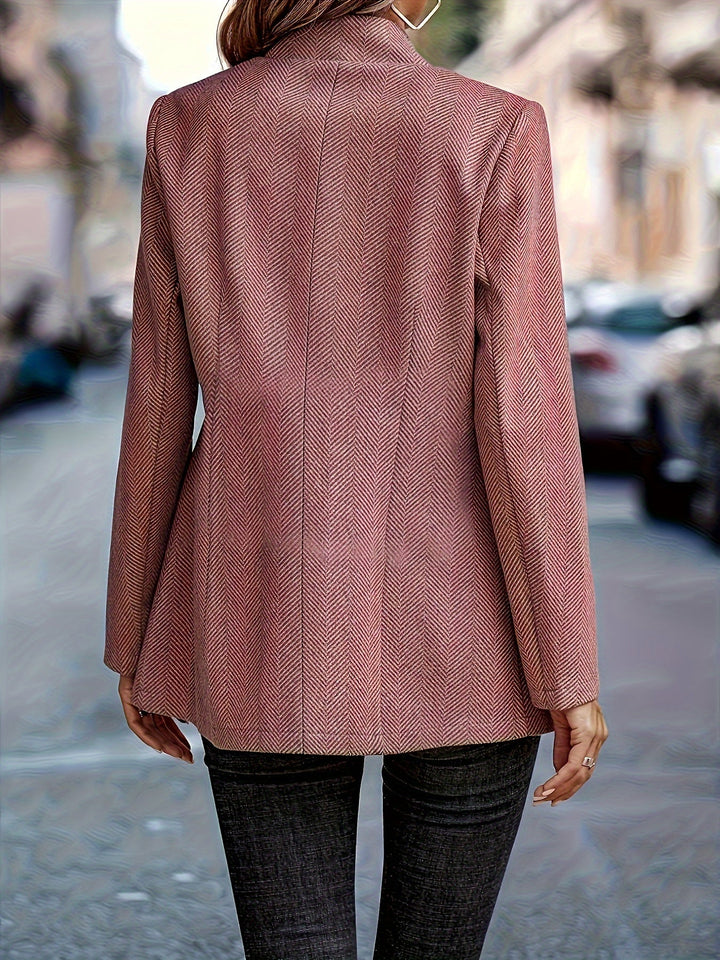 Vielseitiger Damen Langblazer mit Chevron-Muster. Perfekt für ein Business-Outfit oder eleganten Freizeitlook ganzjährig.