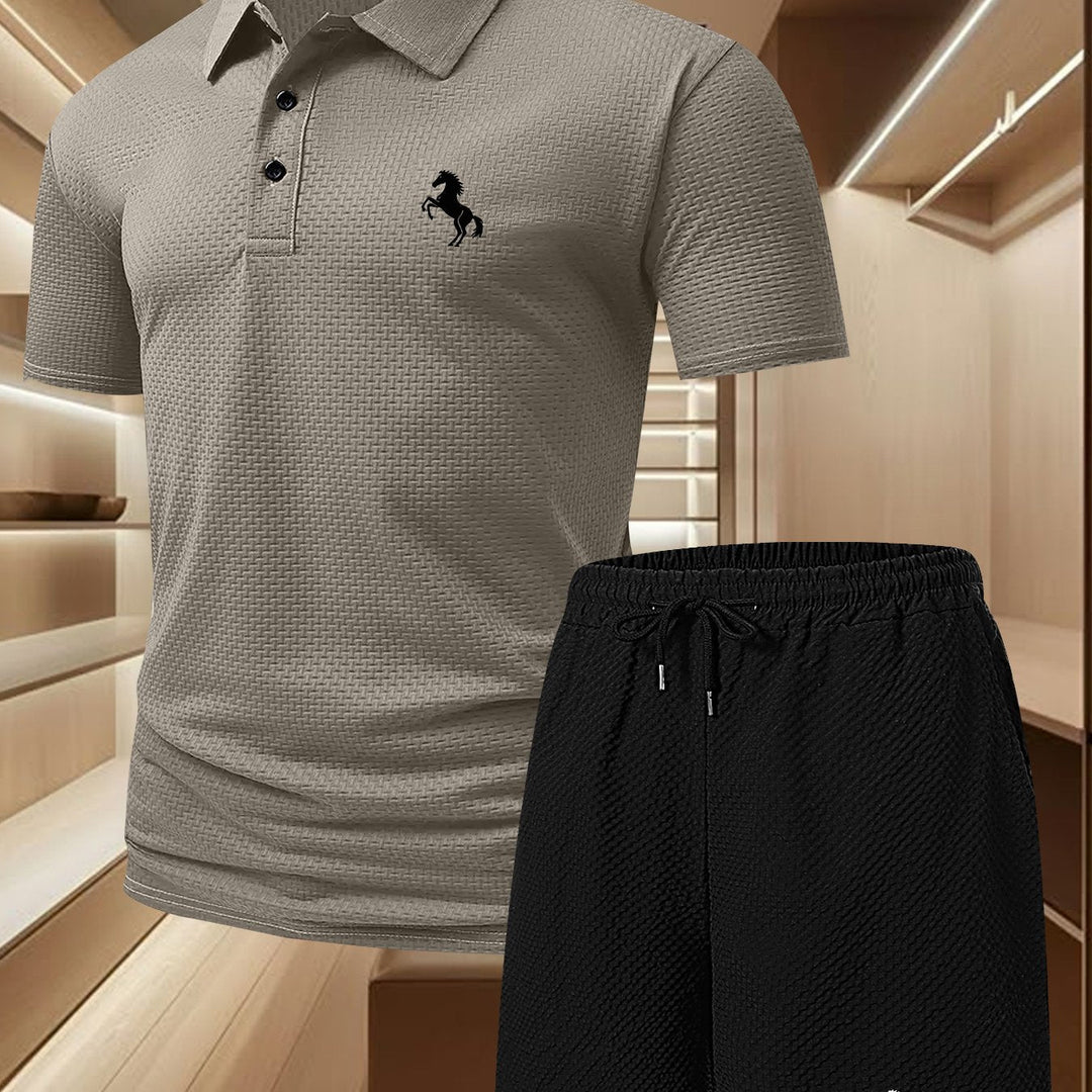 Frontansicht des Herren Polo Sets. Klassisches Polohemd & Shorts, perfekt für einen sportlich-eleganten Sommer-Look.