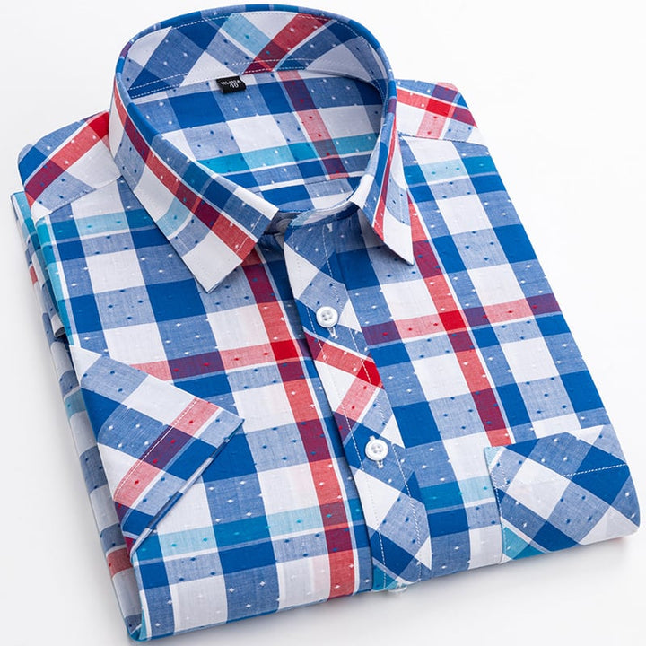 Casual Herrenhemd, kurzärmlig, blau-weiß kariert, ideal für sommerliche Outfits.