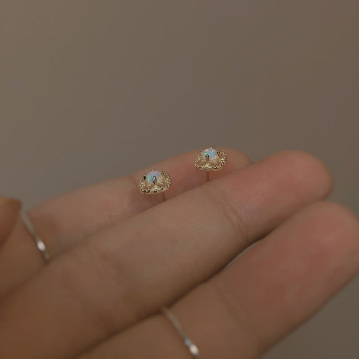 Quadratische Opal Ohrstecker Vintage: Zierlich, schimmernd, perfekte Geschenkidee für Frauen.