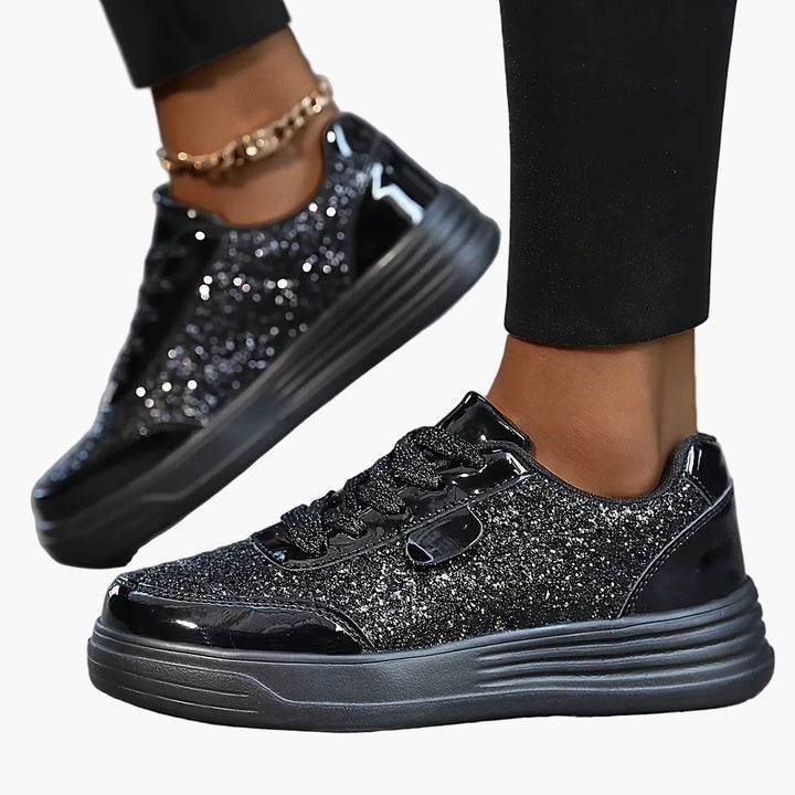 Glamouröse Damenschuhe: Federleichte Glitzer Sneaker mit Plateau für modische Outfits. Funkelnde Party Schuhe.