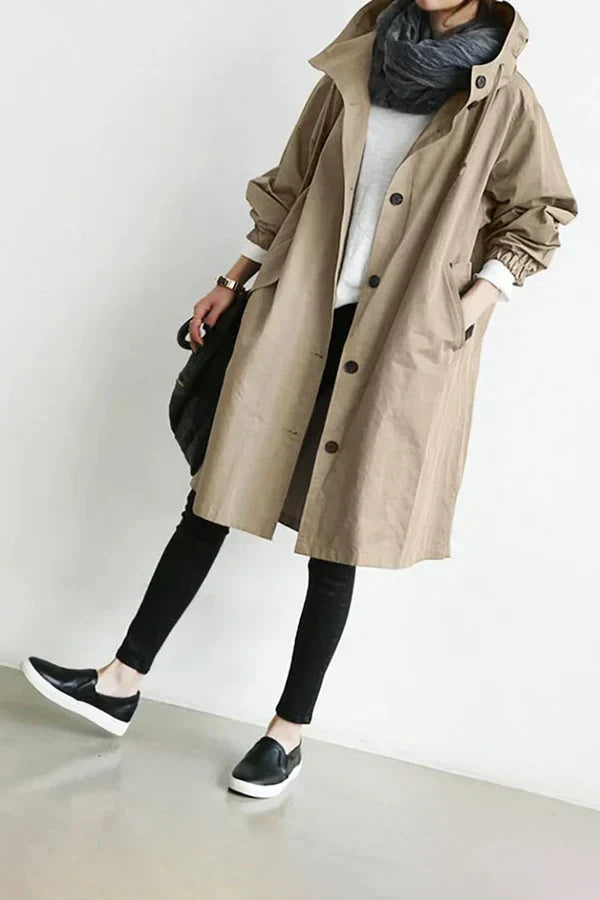 Leichter Kapuzen-Regenmantel für Damen, elegant & funktionell, ideal als stylische Outdoorjacke.