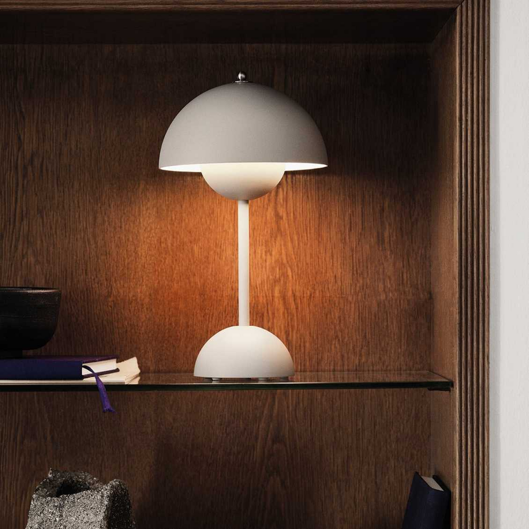 Designer-LED-Tischlampe MoonGlow, kabellos, dimmbar, für stimmungsvolle Akzentbeleuchtung.