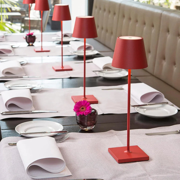 Stilvolle LED-Tischlampe aus gebürstetem Aluminium, dimmbar für perfekte Ambientebeleuchtung.