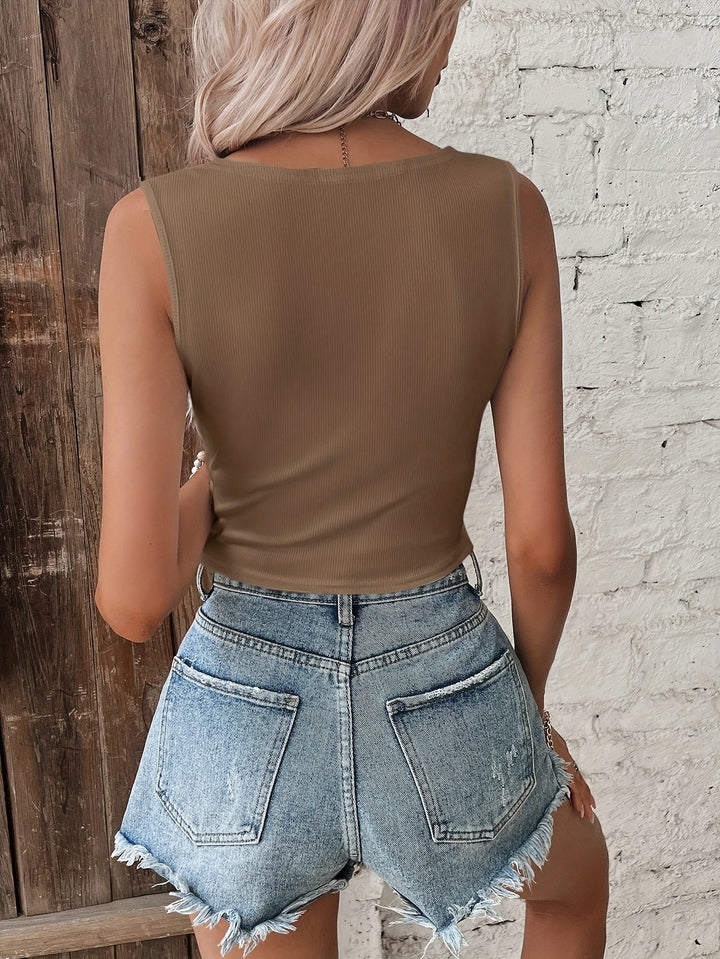 Detailansicht des trendigen Knotens am Damen Crop Top mit V-Ausschnitt. Hohe Qualität und Design.