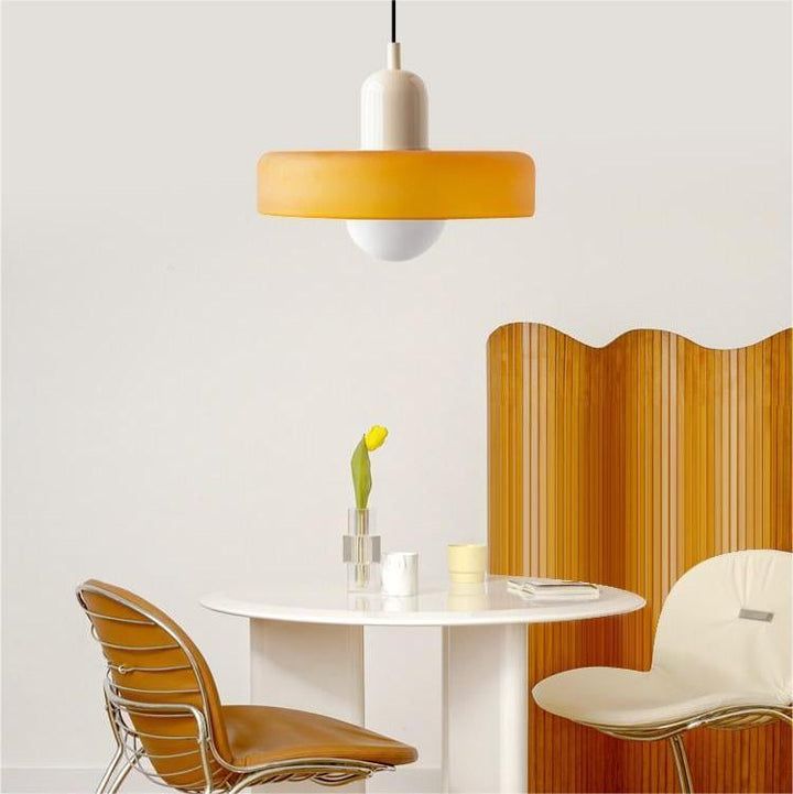 Elegante Buntglas Lampe, farbenfroh. Moderne Hängelampe für Wohnzimmerbeleuchtung.
