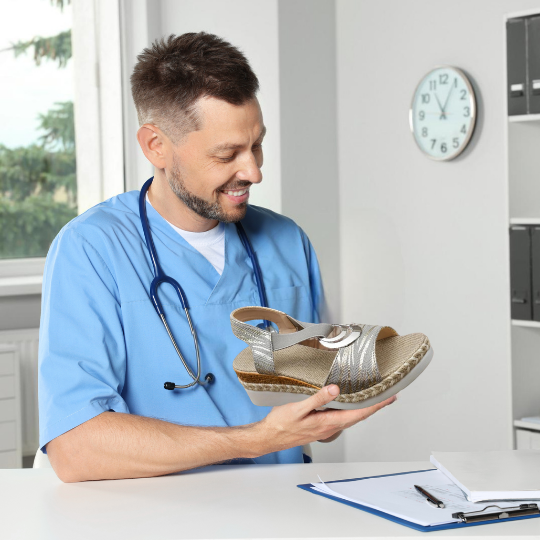 Orthopädische Komfort-Sandalen Clarissa für Damen, ideal für Fußgesundheit & Alltag. Bequeme Sommerschuhe.